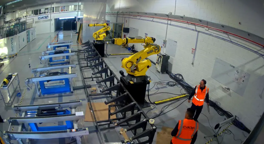 Célula robotizada para apilado automatizado de perfiles en entorno industrial